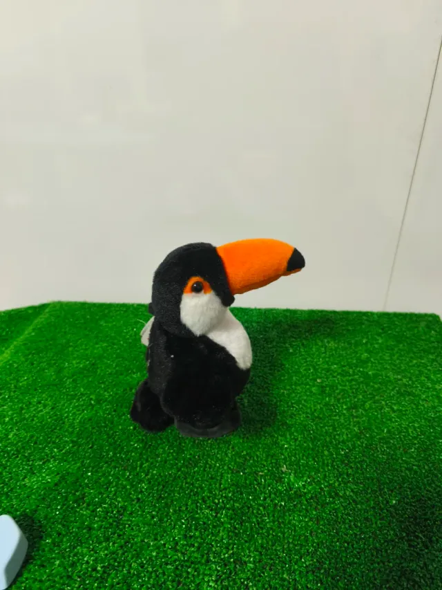Peluche tucán que repite lo que dices