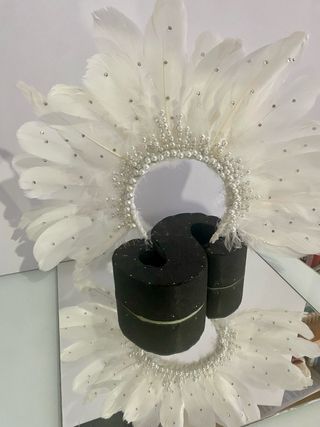 Corona Hora Loca Plumas y Perlas