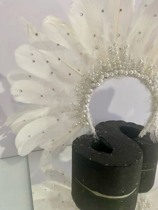 Corona Hora Loca Plumas y Perlas