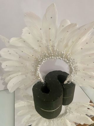 Corona Hora Loca Plumas y Perlas