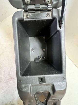 Consola Central Apoyabrazos Mitsubishi L200