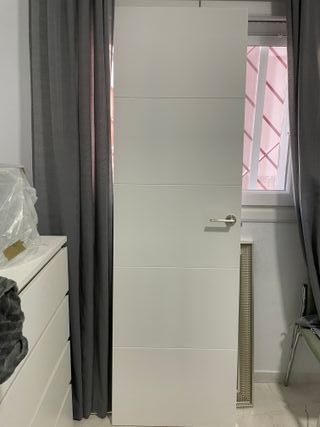 Puerta lacada blanco 72x203cm. Abre a la izquierd.