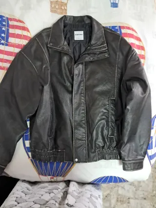 Cazadora Semipiel hombre, Bershka negra envejecida