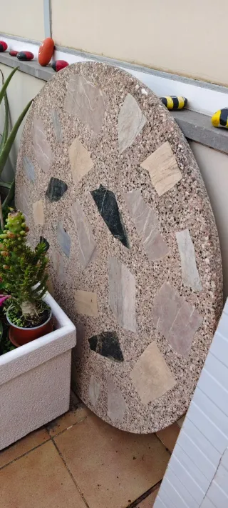 Cubierta de Mesa redonda rústica de piedra