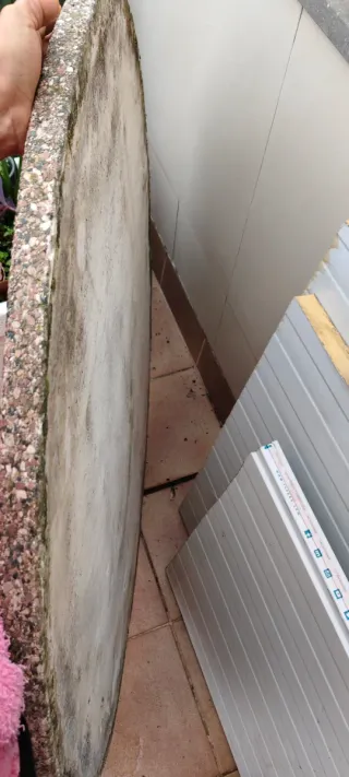 Cubierta de Mesa redonda rústica de piedra