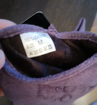 Guantes de piel morados con botones nuevos