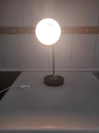 Lámpara de escritorio negra y gris