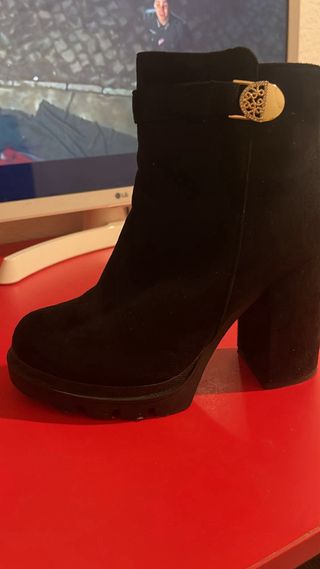 Botines negros con detalle dorado