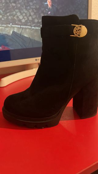 Botines negros con detalle dorado