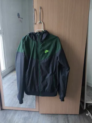 Chubasquero Nike Negro y Verde