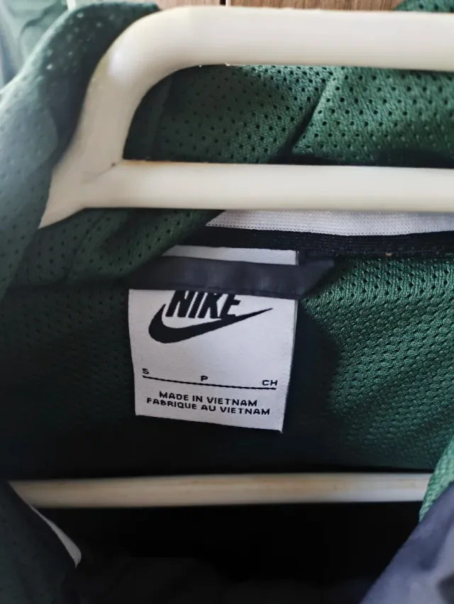 Chubasquero Nike Negro y Verde