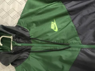 Chubasquero Nike Negro y Verde