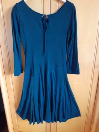 Vestido negro clásico manga larga