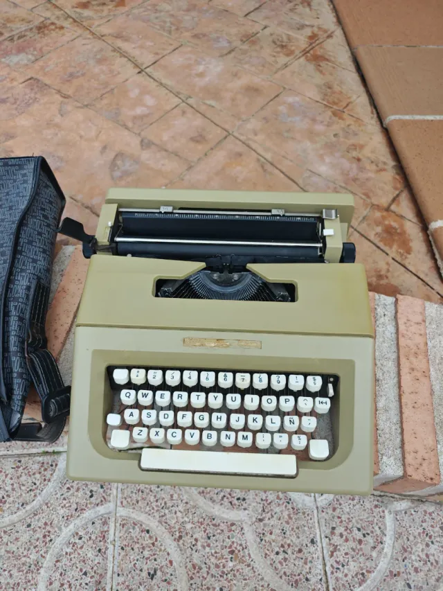 Máquina de escribir Olivetti con funda