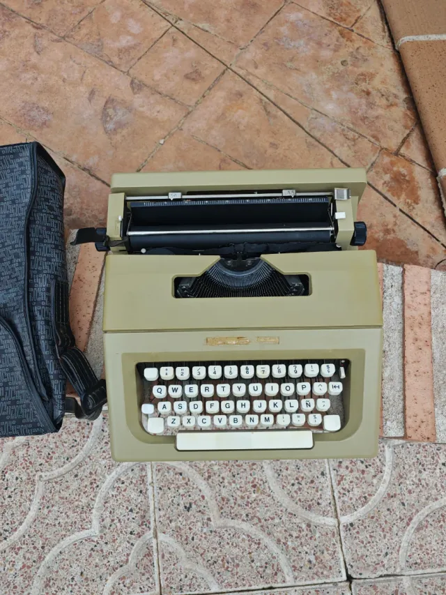 Máquina de escribir Olivetti con funda