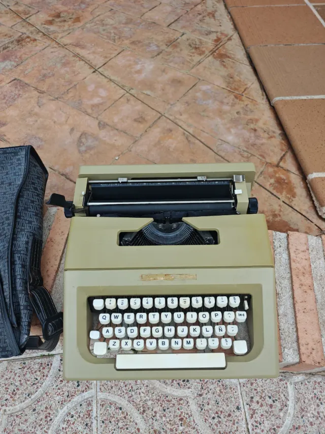 Máquina de escribir Olivetti con funda