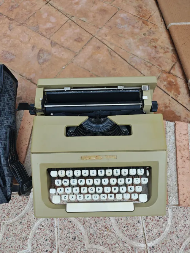 Máquina de escribir Olivetti con funda