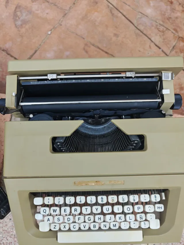 Máquina de escribir Olivetti con funda