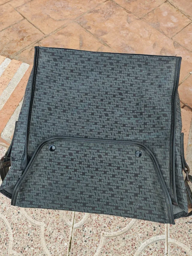 Máquina de escribir Olivetti con funda