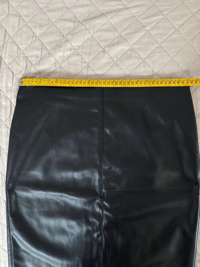 Falda lápiz piel sintética negra