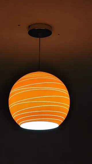 Lámpara colgante naranja con rayas blancas