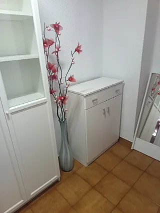 Muebles recibidor blanco y marrón