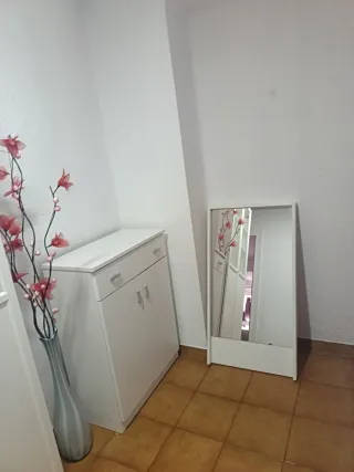 Muebles recibidor blanco y marrón