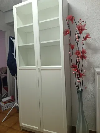 Muebles recibidor blanco y marrón