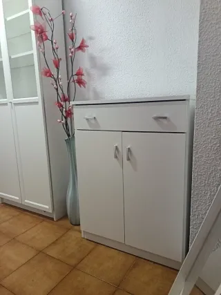 Muebles recibidor blanco y marrón