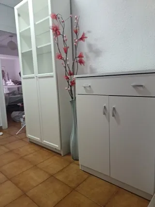 Muebles recibidor blanco y marrón