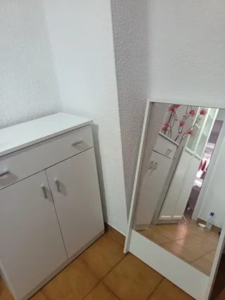 Muebles recibidor blanco y marrón