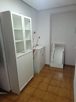 Muebles recibidor blanco y marrón