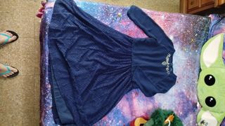 Vestido de fiesta azul con detalles de pedreria