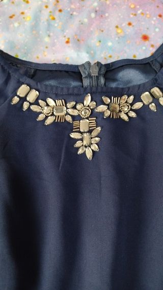 Vestido de fiesta azul con detalles de pedreria