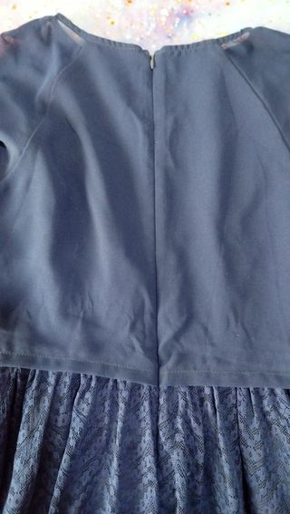 Vestido de fiesta azul con detalles de pedreria