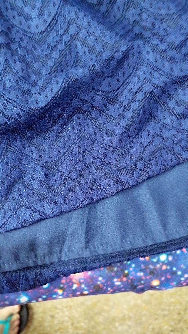 Vestido de fiesta azul con detalles de pedreria