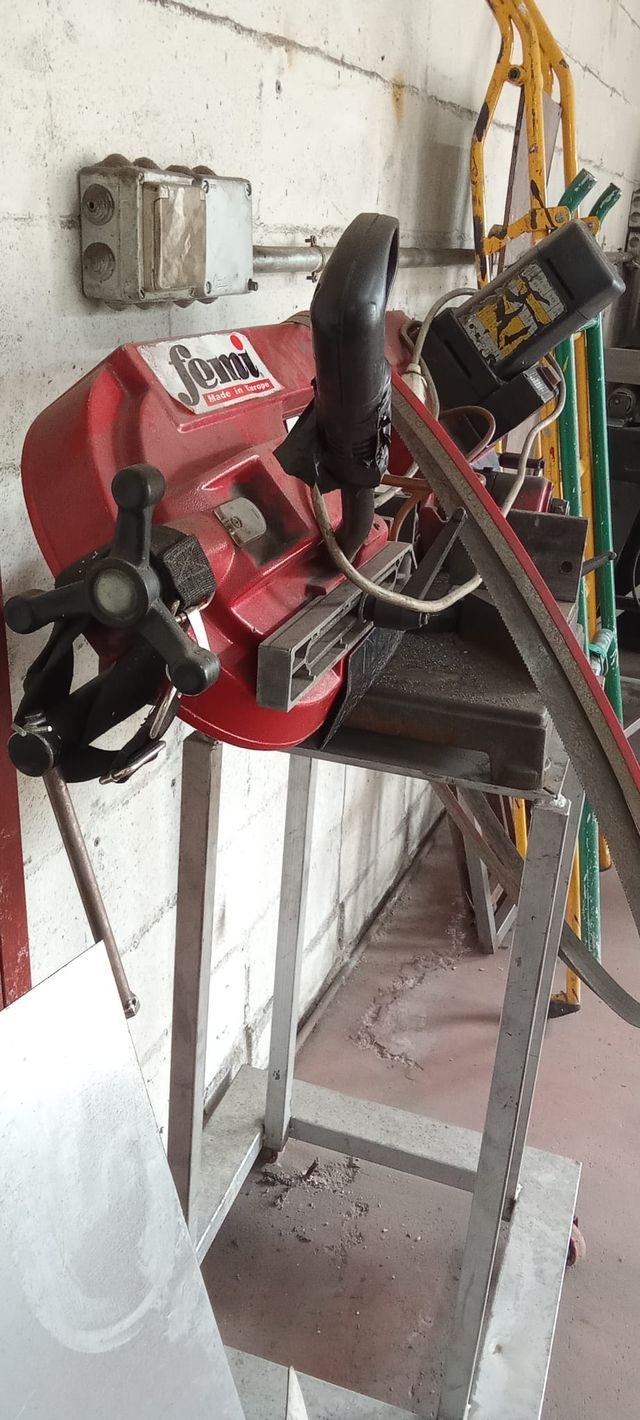 Sierra de cinta FEMI, corte de 16 cm a 90 grados.