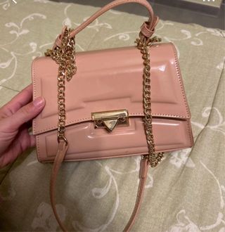 Borsa rosa con tracolla a catena dorata