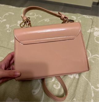 Borsa rosa con tracolla a catena dorata