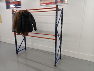 Estantería industrial tipo perchero