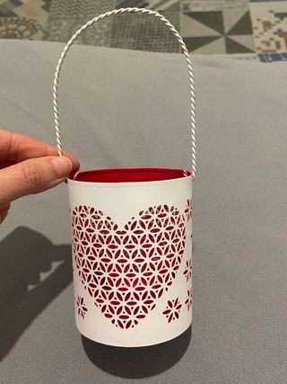 Portacandele a forma di cuore bianco e rosso