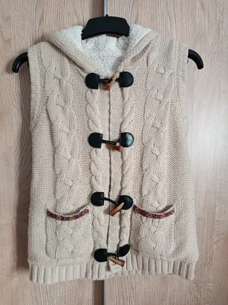 Chaleco de lana trenzado con capucha