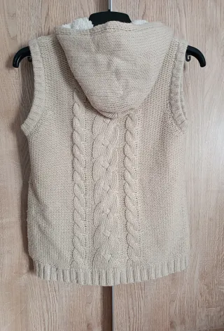 Chaleco de lana trenzado con capucha