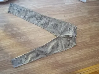 Pantalones mujer beige y plateados