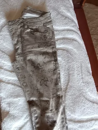 Pantalones mujer beige y plateados