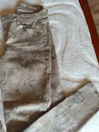 Pantalones mujer beige y plateados