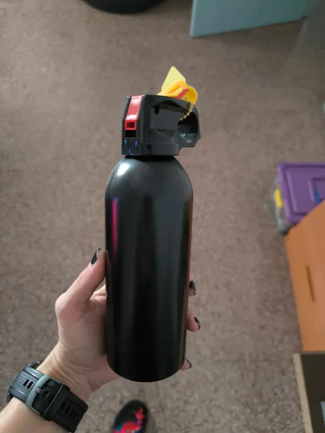 Extintor pequeño negro