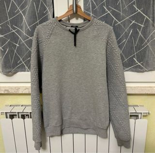 Maglione uomo grigio con maniche texturizzate