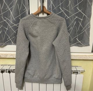 Maglione uomo grigio con maniche texturizzate
