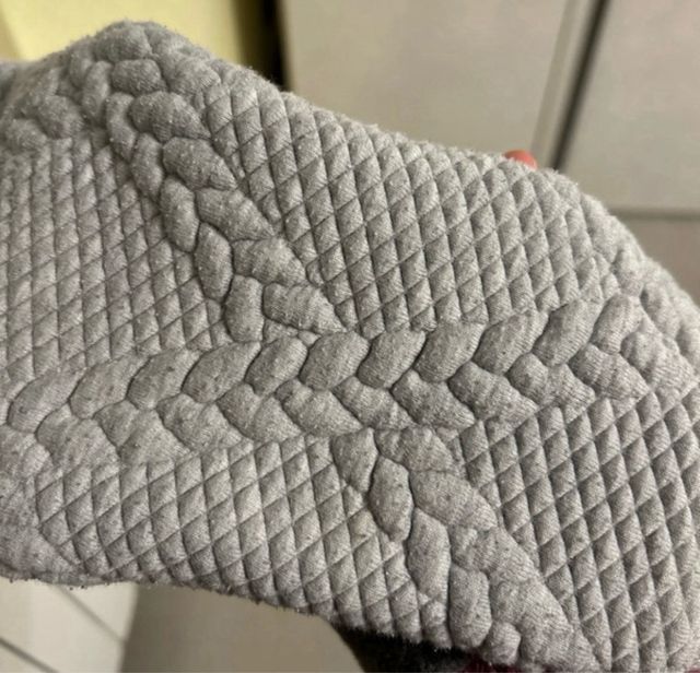 Maglione uomo grigio con maniche texturizzate